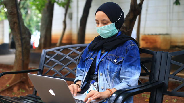 Tim kumparan sedang mengedit tulisan. Kredit foto: Fitra Andrianto/kumparan