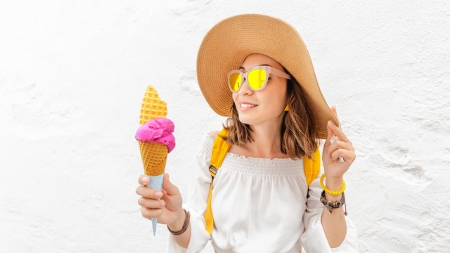 Ilustrasi traveler wanita yang senang berburu kuliner Foto: Shutter Stock