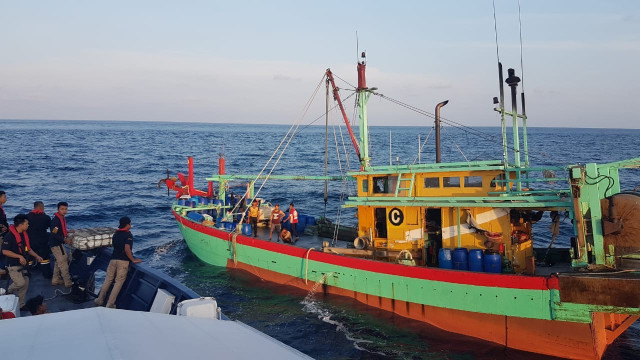 Tim Pengawasan Sumber Daya Kelautan dan Perikanan (PSDKP) Aceh menahan kapal yang diduga telah melakukan aksi ilegal fishing di perairan Indonesia. Foto: Zuhri Noviandi/kumparan