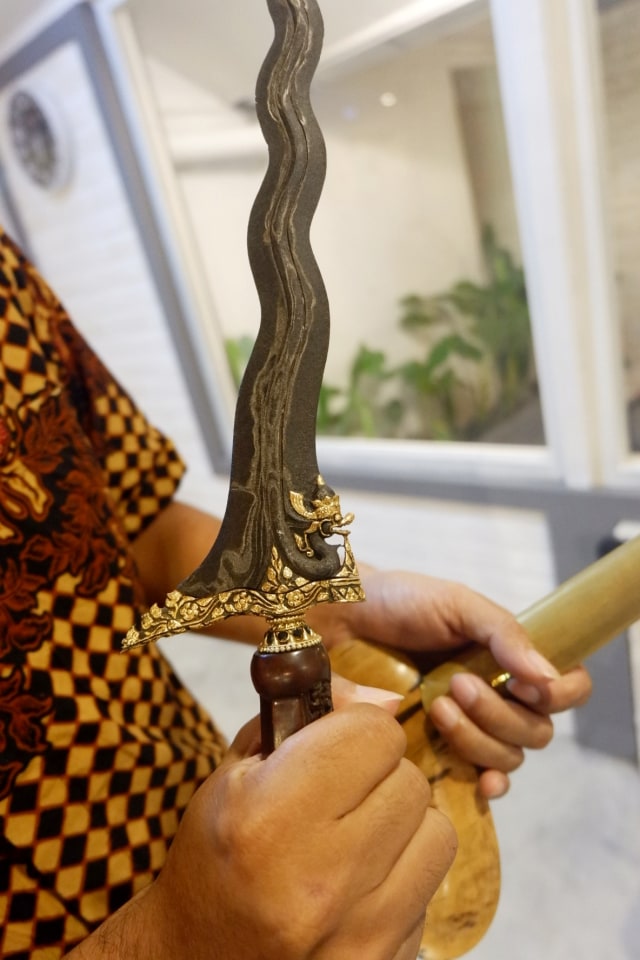 Contoh keris Nogo Sosro milik Komunitas Lar Gangsir, komunitas pecinta keris di Yogyakarta. Foto: Arfiansyah Panji Purnandaru/kumparan
