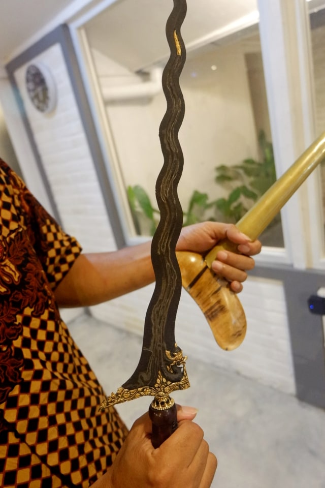 Contoh keris Nogo Sosro milik Komunitas Lar Gangsir, komunitas pecinta keris di Yogyakarta. Foto: Arfiansyah Panji Purnandaru/kumparan