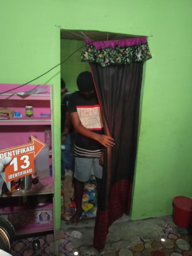 Tersangka pembunuhan dan pemerkosaan siswi di Tanjungbalai saat rekontruksi. Foto: Istimewa