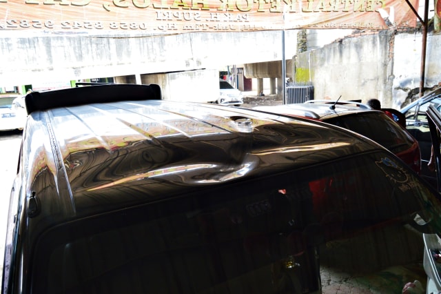 Penyok halus di atap Suzuki APV. Pengerjaan ketok kira-kira membutuhkan waktu setengah hari dengan biaya sekitar Rp 700 ribu. Foto: Bagas Putra Riyadhana