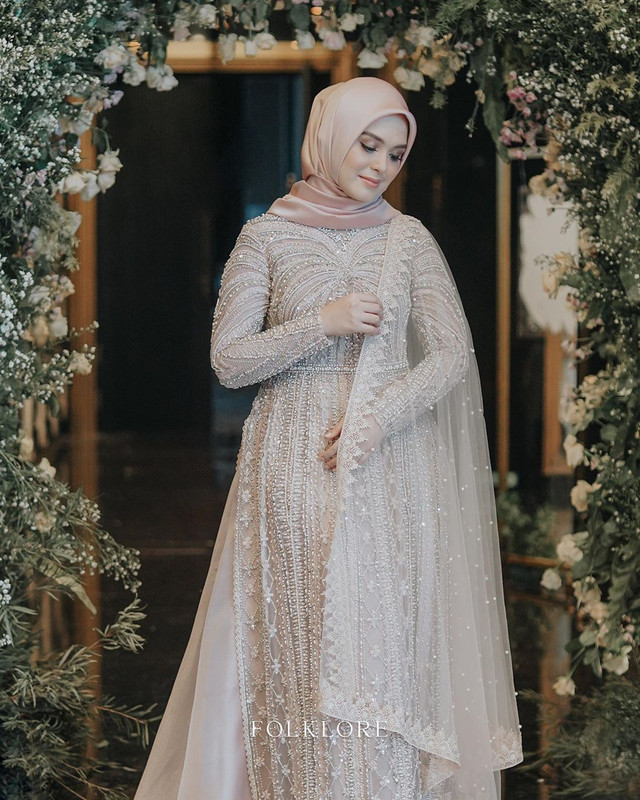 Vebby Palwinta saat menjalani proses lamaran. Foto: Instagram @folklore.project.