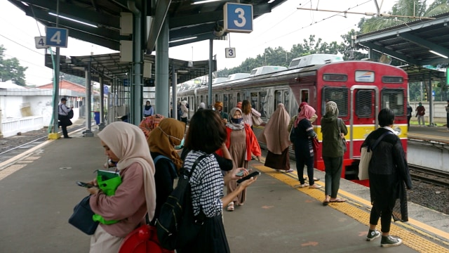 Sejumlah penumpang menunggu kereta di Stasiun Pasar Minggu, Jakarta, Kamis (12/3). Foto: Nugroho Sejati/kumparan