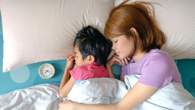 Anak Nempel Terus dengan Ibu Bahkan saat Tidur, Normal Nggak, Sih? Foto: Shutter Stock