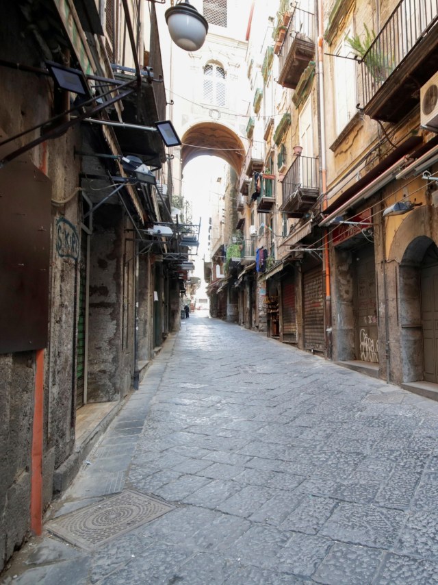 Suasana pertokoan yang sepi di Naples, Italia. Foto: REUTERS/Ciro de Luca