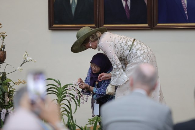 Dosen Fakultas Biologi UGM, Endang Semiarti, bersama Ratu Maxima saat mengawinkan spesies anggrek Indonesia yang kemudian diberi nama Vanda Tricolor Lindley Queen Maxima untuk menandai peran serta dukungan Belanda terhadap pelestarian biodiversitas di Indonesia. Foto : Fristo UGM)
