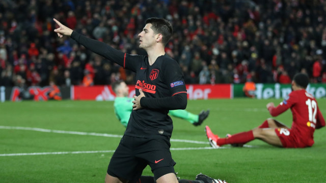 Alvaro Morata merayakan gol yang ia cetak ke gawang Liverpool. Foto: Carl Recine/Reuters