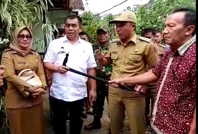 Bupati Lampung Barat dan Ketua Komite II DPD RI Bustami Zainudin nampak memegang tongkat peninggalan Presiden Soekarno yang ada di Desa Sukapura, Kecamatan Sumberjaya, Kabupaten Lampung Barat, Selasa (10/3) | Foto : Instagram @parosilmabsus