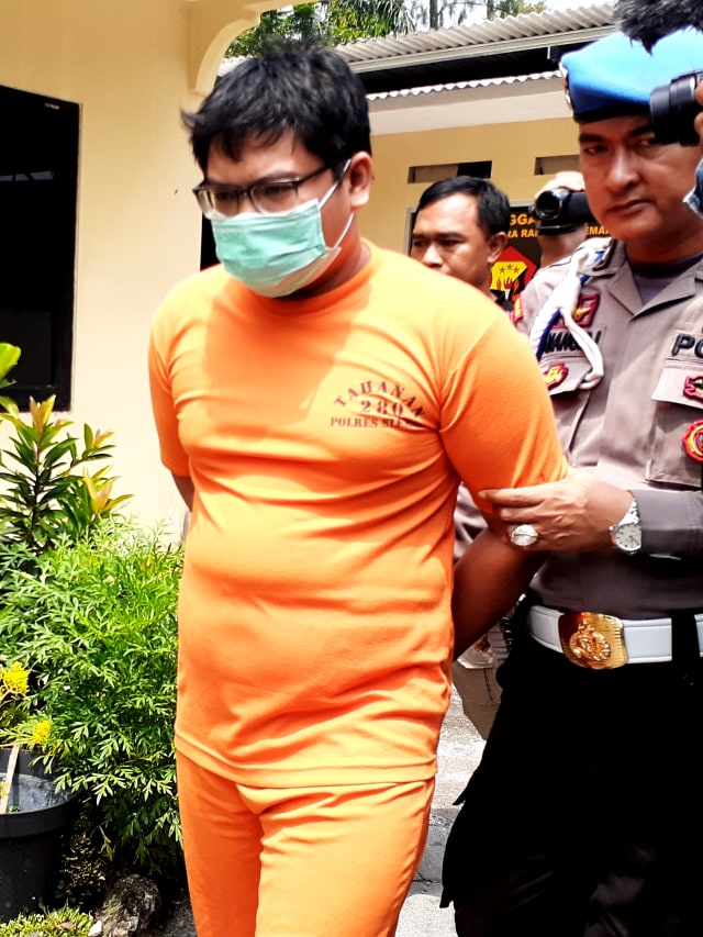Seorang pria berinisial IS yang merupakan mucikari di Sleman, dihadirkan dalam rilis di Polsek Sleman, Yogyakarta, Kamis (12/3).  Foto: Arfiansyah Panji Purnandaru/kumparan