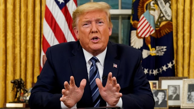 Presiden Amerika Serikat Donald Trump memberikan tanggapan tentang pandemi virus corona atau COVID-19 kepada negaranya di Gedung Putih, Washington, AS. Foto: Doug Mills/Pool via REUTERS