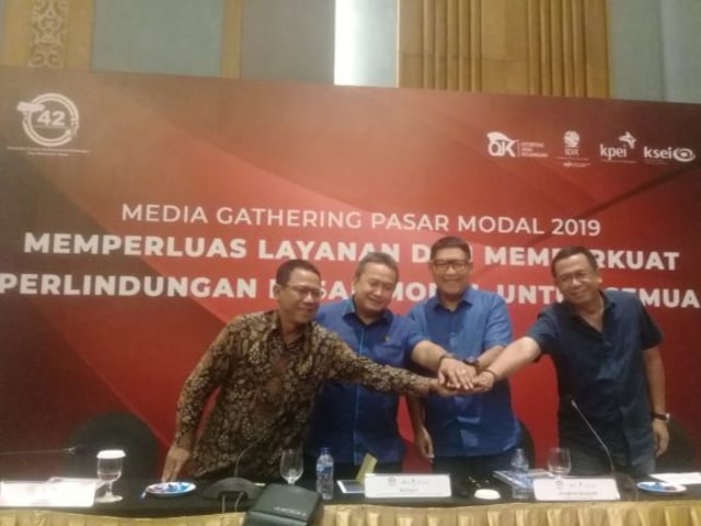 (Kiri)  Direktur Utama KPEI Sunandar bersama OJK, BEI, dan KSEI di Lombok, Nusa Tenggara Barat, pada 25 Oktober 2019. (Foto : Vicky Rachman/SWA).