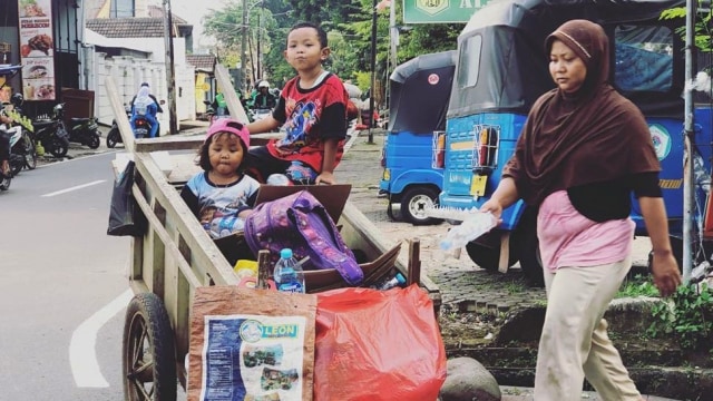 Muhammad Gali Ibnu Tamam, bersama adik dan ibunya di Tebet, Jakarta Selatan. Foto: Instagram/@kopibian
