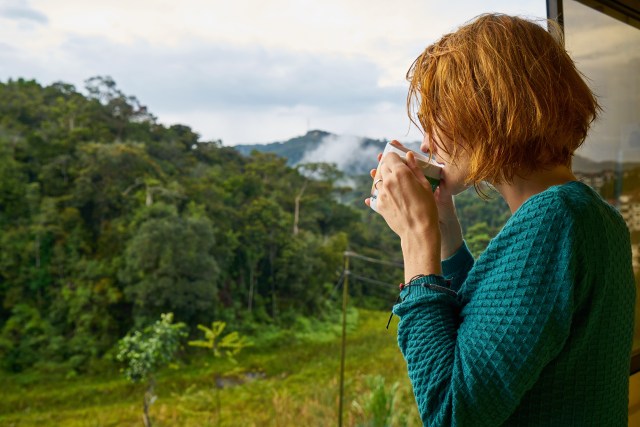 hidup lebih tenang dengan slow living [foto: https://www.pexels.com/photo/adult-blond-brown-cafe-459270/]