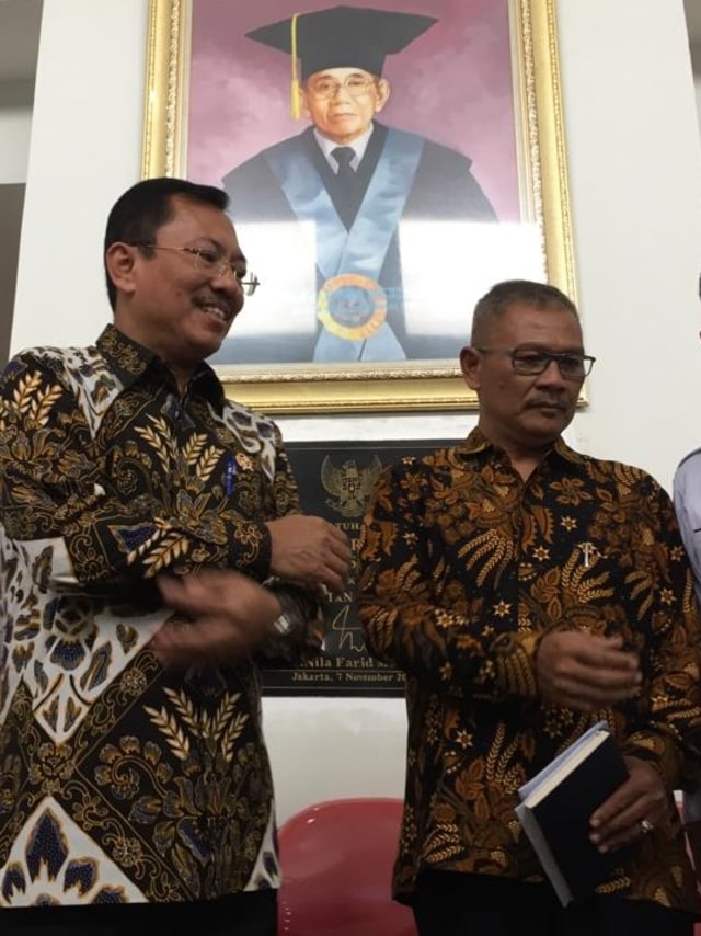 Menkes Terawan Agus Putranto dan Juru bicara pemerintah untuk penanganan virus corona Achmad Yurianto memberikan keterangan pers di RSUP Persahabatan. Foto: Andesta Herli Wijaya/kumparan