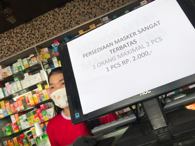 Seorang karyawan di sebuah apotek di Pontianak melayani pembeli. Foto: Teri/Hi!Pontianak