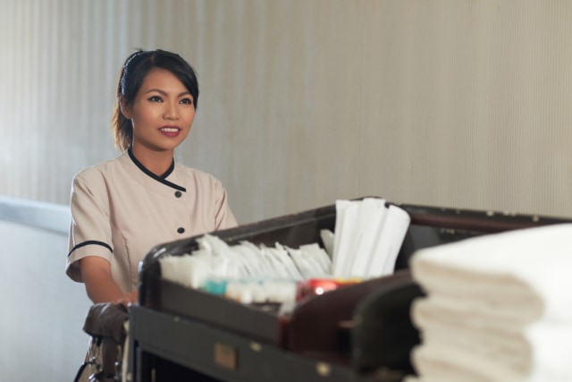 Ilustrasi seorang staf sedang menuju kamar tamu untuk membersihkan ruangan Foto: Shutter Stock