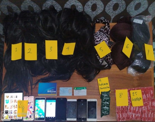 Direktorat Reserse Kriminal Khusus Polda Jawa Tengah mengamankan barang bukti prostitusi online sesama jenis di Semarang. Foto: Dok. Polda Jateng