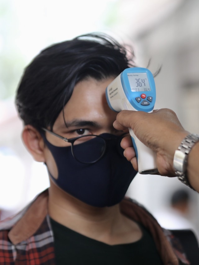 Pemeriksaan suhu tubuh di Pelabuhan Ulee Lheue, Banda Aceh, Aceh, Kamis (12/3/2020). Foto: Suparta/acehkini