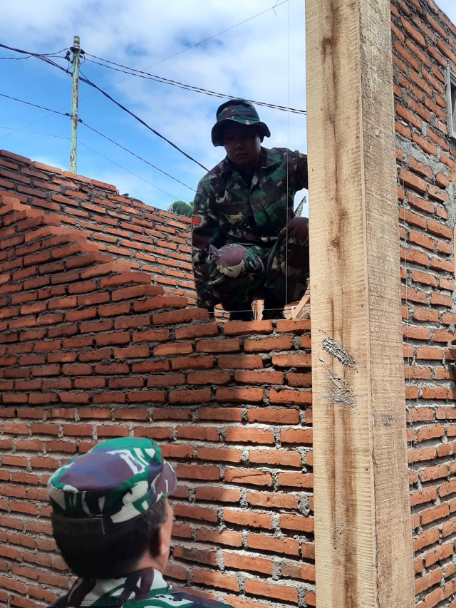 Prajurit yang tergabung dalam satuan tugas rehabilitasi dan rekonstruksi membangun bangunan rumah rehab rekon di Lombok, NTB. Foto: Andreas Ricky Febrian/kumparan