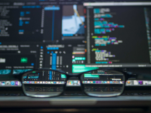 Ilustrasi laptop yang diserang hacker. Foto: Unsplash/Kevin Ku