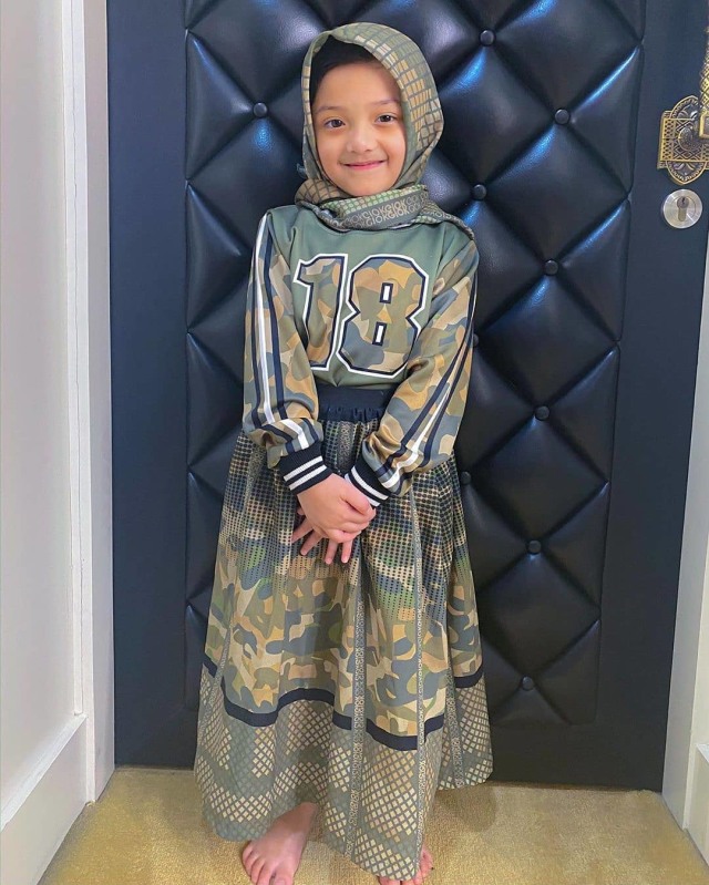 Arsy, anak dari Anang dan Ashanty, memakai busana tertutup.
 Foto: Isntagram/@queenarsy