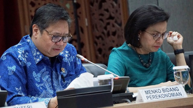 Menkeu Sri Mulyani dan Menko Perekonomian Airlangga Hartarto saat konferensi pers terkait dampak virus corona di Kemenko Perekonomian, Jakarta, Jumat (13/3).  Foto: Jamal Ramadhan/kumparan