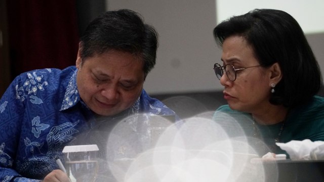 Menkeu Sri Mulyani dan Menko Perekonomian Airlangga Hartarto saat konferensi pers terkait dampak virus corona di Kemenko Perekonomian, Jakarta, Jumat (13/3).  Foto: Jamal Ramadhan/kumparan
