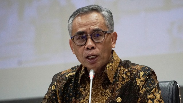 Ketua Dewan Komisioner Otoritas Jasa Keuangan Wimboh Santoso saat konferensi pers terkait dampak virus corona di Kemenko Perekonomian, Jakarta, Jumat (13/3).  Foto: Jamal Ramadhan/kumparan