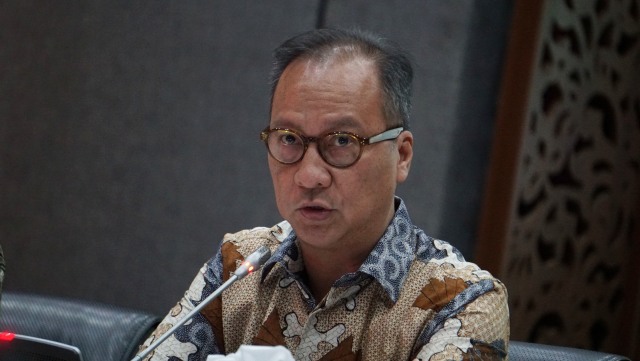Menteri Perindustrian Agus Gumiwang saat konferensi pers terkait dampak virus corona di Kemenko Perekonomian, Jakarta, Jumat (13/3).  Foto: Jamal Ramadhan/kumparan