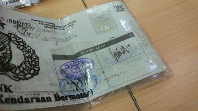 Pengesahan STNK Foto: kumparan