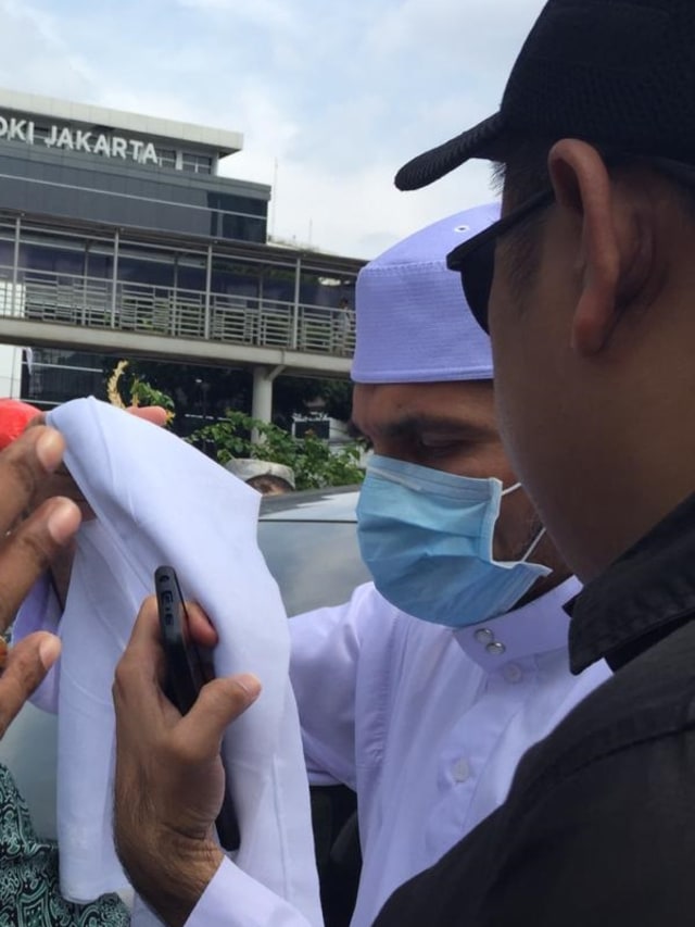 Ketua FPI Ahmad Sobri Lubis tiba di lokasi aksi bela Muslim India. Foto: Muhammad Lutfan Darmawan/kumparan