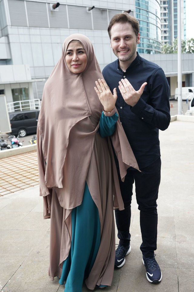 Penyanyi Cinta Penelope bersama suaminya Taha Gokhan Arikan saat ditemui dikawasan Tendean, Jakarta. Foto: Dok. Ronny
