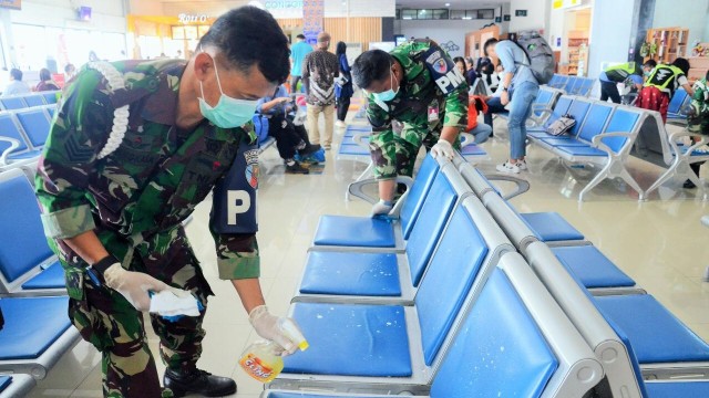Anggota TNI membantu petugas Bandara Internasional Adisutjipto Yogyakarta melakukan disinfeksi di terminal dan fasilitas bandara. Foto: Dok. Angkasa Pura I