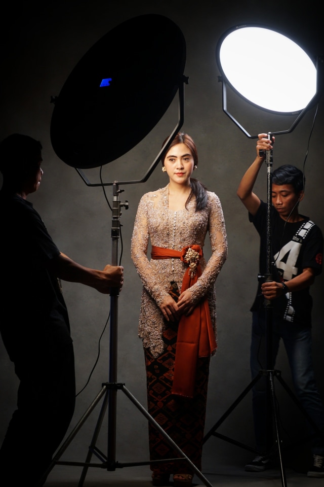 Salah satu model pemotretan fashion menggunakan kamera handphone di Museum Nasional. Foto: Jamal Ramadhan/kumparan