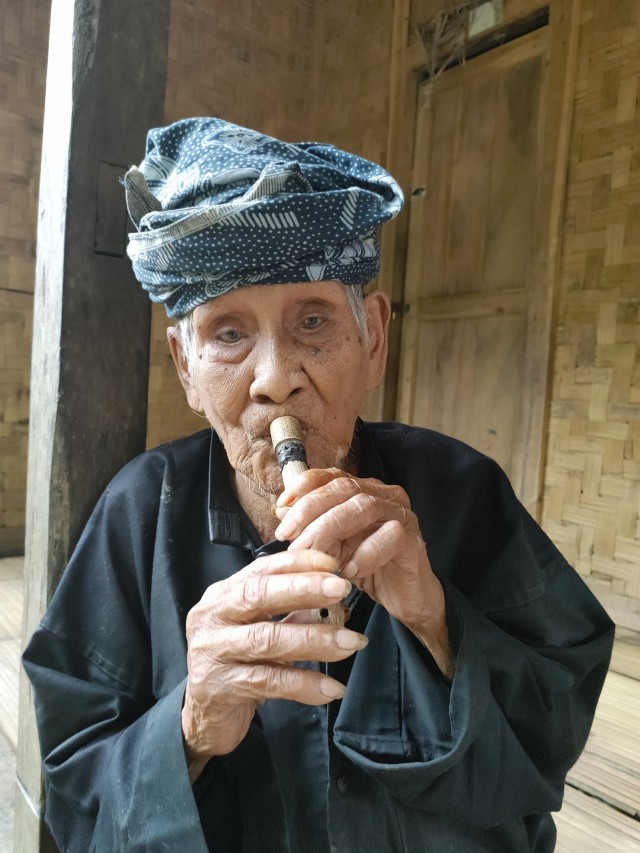 Masyarakat suku Baduy Luar sedang main seruling di depan rumahnya. Diambil dengan kamera belakang 48 MP Oppo Reno2. Foto: Helmy Afandi/kumparan