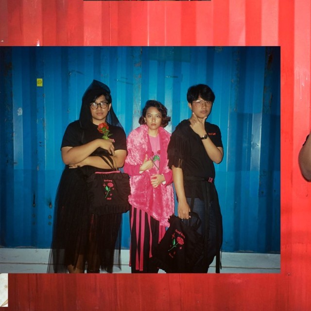 Grrrl Gang mengenakan koleksi kolaborasinya dengan UGLY dok Instagram @ugly_ism