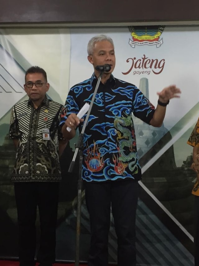 Gubernur Jawa Tengah Ganjar Pranowo saat jumpa pers terkait positif corona di Jateng. Foto: Afiati Tsalitsati/kumparan