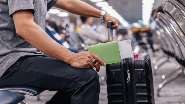 Ilustrasi penumpang menunggu waktu boarding di bandara. Foto: Shutter Stock