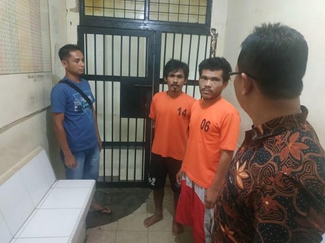 Dua pelaku saat ditemui Kanit Reskrim Polsek Batu Aji. Foto: Rega/kepripedia.com
