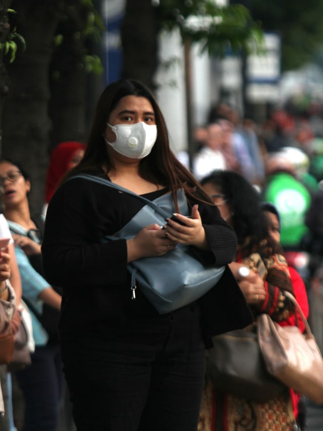 Warga menggunakan masker beraktivitas di Kawasan MH Thamrin, Jakarta, Jumat (13/3). Foto: Nugroho Sejati/kumparan
