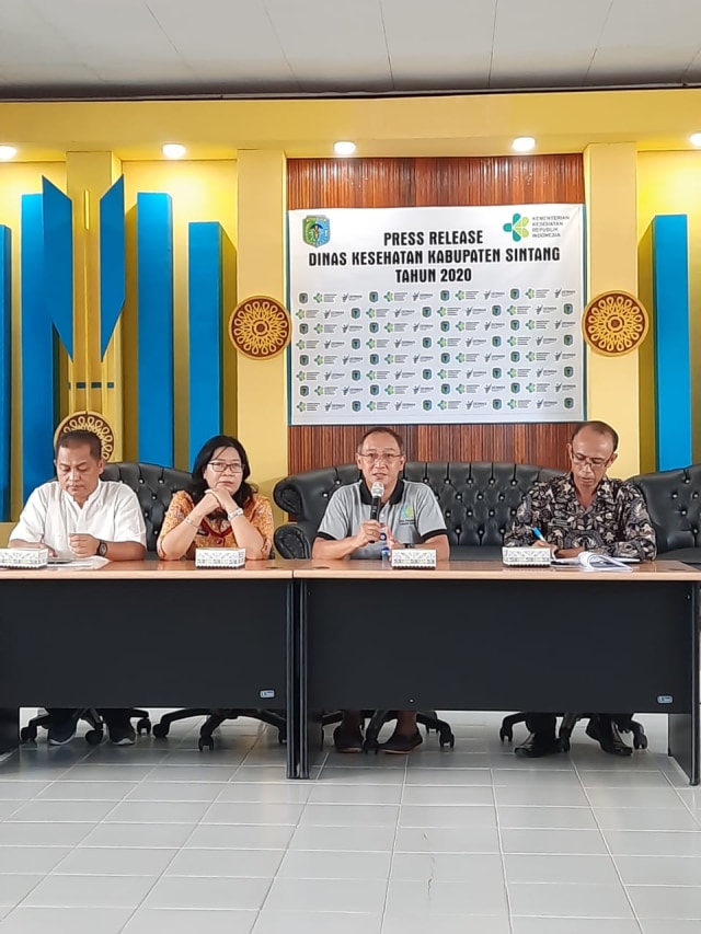 Kadis Dinas Kesehatan Sintang dan Direktur RSUD Ade M Djoen, untuk mengklarifikasi mengenai kabar yang beredar bahwa RS menangani pasien corona. Foto: Yusrizal/Hi!Pontianak