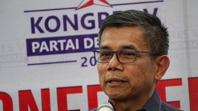 Sekjen Partai Demokrat Hinca Panjaitan terkait penyelenggaraan kongres V Partai Demokrat di Kantor DPP Partai Demokrat, Cikini, Jakarta, Jumat (13/3).  Foto: Jamal Ramadhan/kumparan