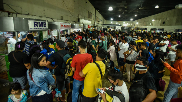Antrean penumpang di Terminal Bus Pusat Araneta di Cubao di Manila, Filipina, Jum'at (13/3). Foto: AFP/MARIA TAN