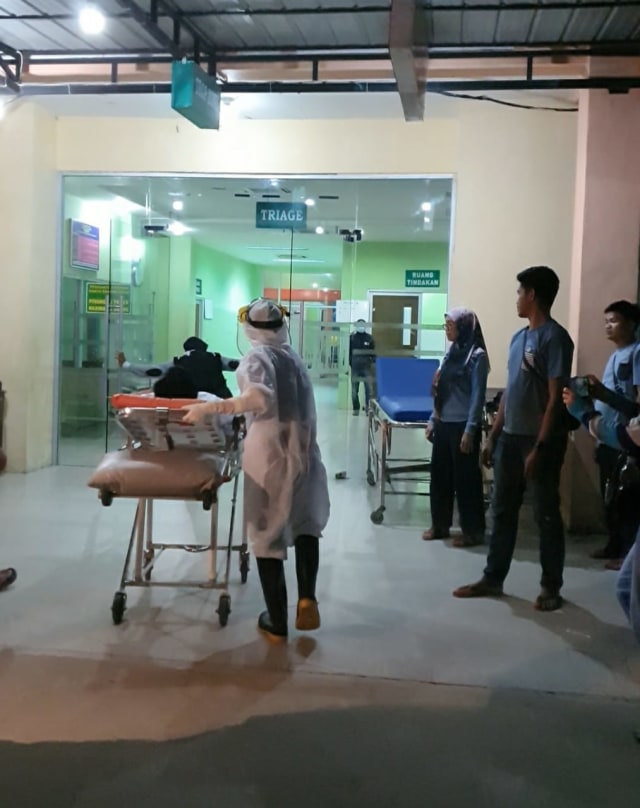 Simulasi penanganan pasien corona di RSUD Ade M Djoen Sintang. Foto: Dokumen dr. Rosa Trifina