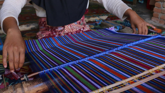 Kain tenun di Desa Sasak Ende, Lombok. Foto: Selfy Momongan/kumparan