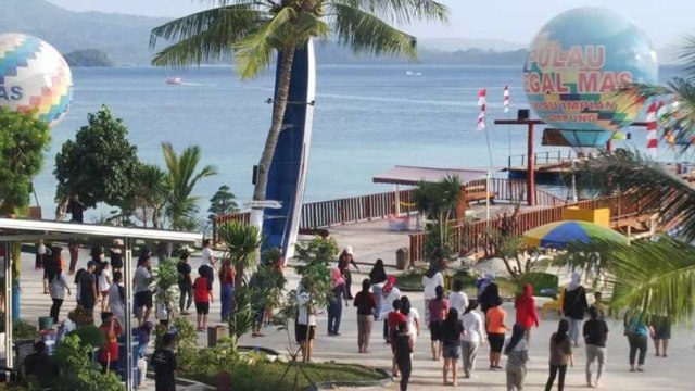 Pengunjung berolah raga bersama di Pulau Tegal Mas -- Sumber: Rini Isparwati.