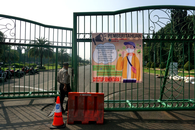 Petugas berjaga saat Monumen Nasional (Monas) ditutup antisipasi virus corona atau COVID-19 di Jakarta, Sabtu (14/3).  Foto: Nugroho Sejati/kumparan