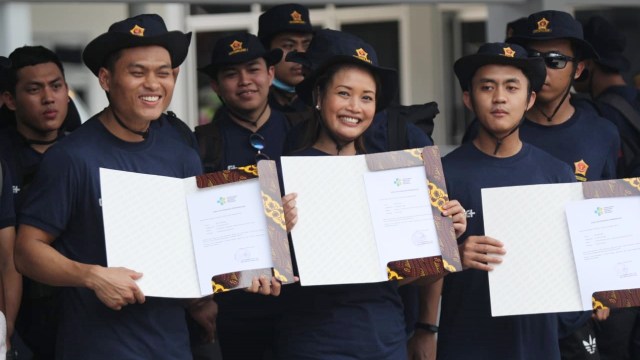 ABK kapal World Dream yang usai menjalani masa observasi tiba di Dermaga Kolinlamil, Tanjung Priok, Jakarta Utara, Sabtu (14/3).  Foto: Nugroho Sejati/kumparan